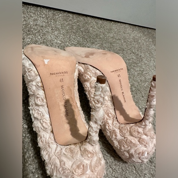 Manolo Blahnik Beige Floral Embellished Lace Pointed Toe Pumps Size 41 - Picture 3 of 4